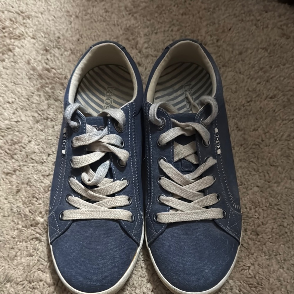 Taos star sz 8 Footwear Blue and White Sneakers with Classic Design